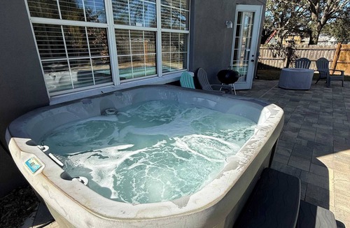 Seffner Community Alliance House | Paradise Villa Heated POOL, Hot Tub, & Fire Pit