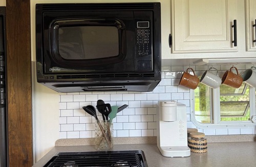Town of Sharon House | Pasture Perch: Renovated Camper, Farm Setting & Mountain Views Near Dream Park