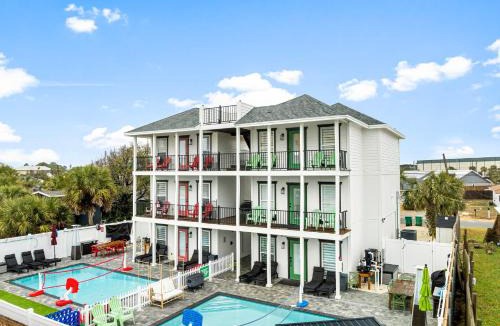 Lower Grand Lagoon Apartment | PCB Sleeps 22! 2 Homes, 2 Pools, 2 Mini Golf