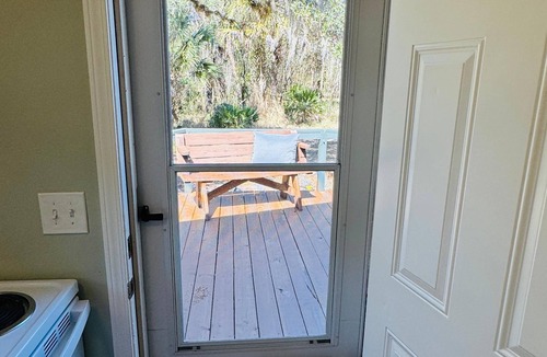 Arcadia Cabin | Peace on the River with deer