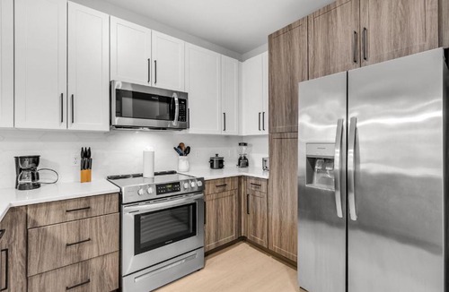 Ruskin Apartment | Peaceful 2BR by the Bay Pool and Coastal Vibes