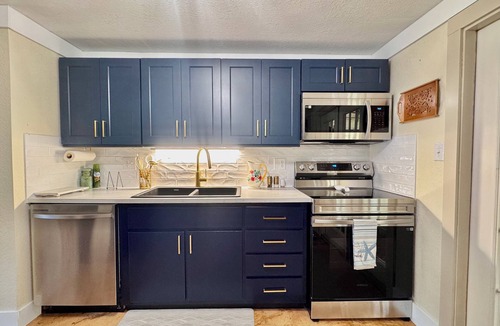 Weeki Wachee Gardens House | Peaceful house right on the spring. Great place to get away from everything.