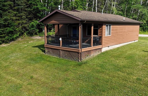 Alger Cabin | Peaceful Log Cabin Perfect for Cozy Couples' Retreat | Scenic Riverfront