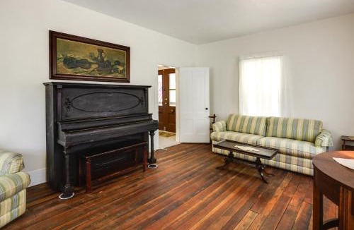 Pomona Park House | Peaceful Pomona Park Home: 1 Mi to Lake Broward!