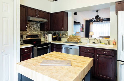 Clermont House | Peaceful retreat near Clermont lakes. RelaxUnwind