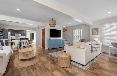 Manitou Beach-Devils Lake House | Peach Beach Retreat, 5 bedroom, Devils & Round Lake