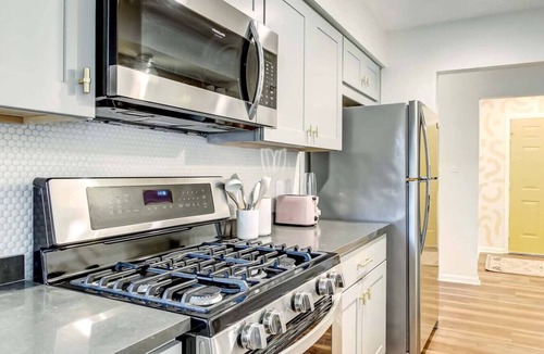 Montgomery House | Peachy Keen House - Savannah Escape w/Game Room