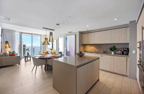 Hollywood South Central Beach Condo | Penthouse Ocean View Stay and Free Parking