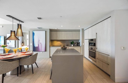 Hollywood South Central Beach Condo | Penthouse Ocean View Stay and Free Parking