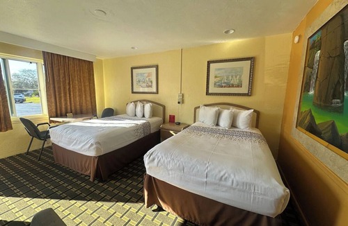 Daytona Beach Hotel | Perfect Beach Escape – 2 Rooms w/2 Queens Room Near Ponce de Leon Lighthouse