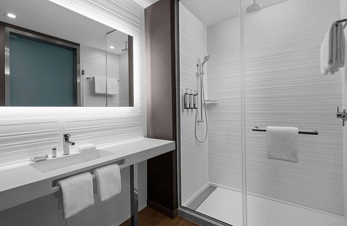 Clearwater Beach Hotel | Perfect for Your Next Getaway! Spacious Room with King Bed, Rooftop Pool