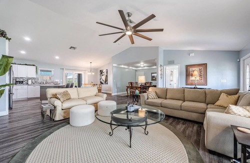 Pelican House | Perfect Getaway, Anytime of Year, Sunny, Clean, Spacious & Ideally Located!