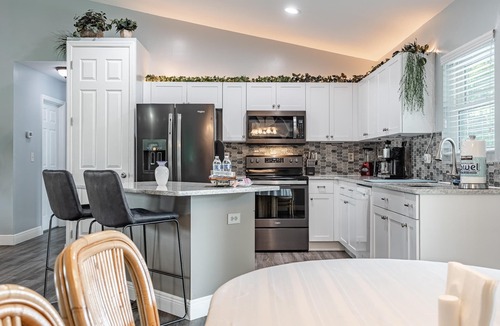 Pelican House | Perfect Getaway, Anytime of Year, Sunny, Clean, Spacious & Ideally Located!