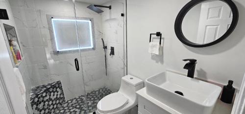 Tamarac House | Perfect Location! Queen Room Near Malls, Dining & Stores!