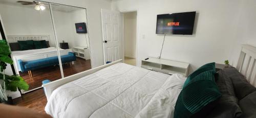 Tamarac House | Perfect Location! Queen Room Near Malls, Dining & Stores!