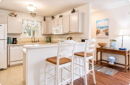 Lynnhaven House | PERFECT LOCATION-VILLA W USE OF GOLF CART CLOSE TO SUMTER LANDING. ACTIVE HOSTS!