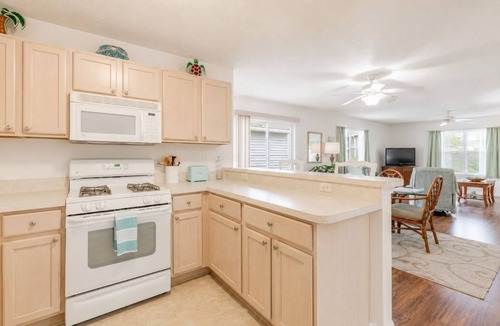Lynnhaven House | PERFECT LOCATION-VILLA W USE OF GOLF CART CLOSE TO SUMTER LANDING. ACTIVE HOSTS!