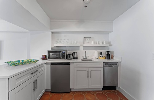 Palm Beach Condo | Perfect Palm Beach Location. Classic, spacious 1-bedroom condo, suite with AC.