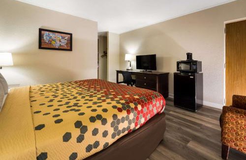 Perry Cabin | Perry Inn & Suites National Fairground I 75
