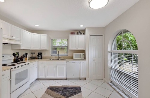 Greenview Shores House | Pet friendly 3-bedroom villa very close to WEF, shopping, amenities