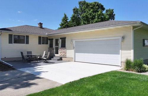 Birch Run Township House | Pet friendly! 3 bedroom, 1.5 bath, close to Frankenmuth and Birch Run