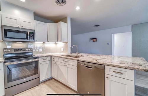 South Venice House | 🏝️PET FRIENDLY 3-bedroom house, minutes from Beach,Heated Pool
