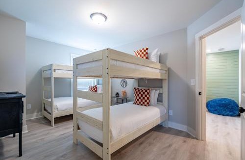 Emerson House | Pet-Friendly 4BR 5 Min to LakePoint with TV Room