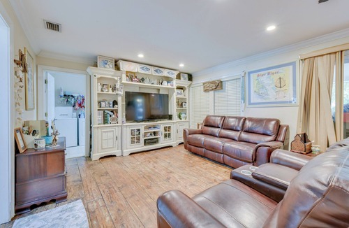 Freeport House | Pet-Friendly Freeport Home - 2 Mi to Beach!