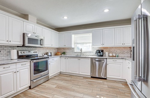 Shore Acre Heights House | Pet-Friendly Home w/Heated Pool in Bradenton