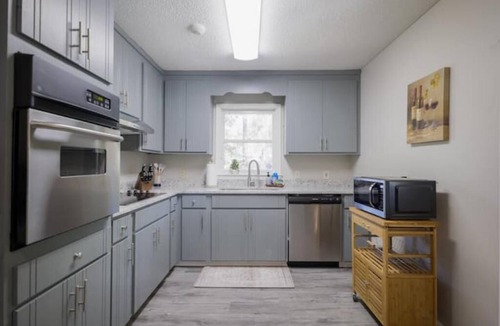 Valdosta House | Pet friendly, huge fenced in yard, Fireplace, Firepit, near SGMC & VSU & Eats