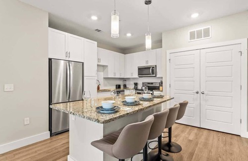 Southeast Orlando Apartment | Pet-Friendly | King Bed | Gym & Pool | Near Parks