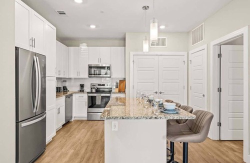 Southeast Orlando Apartment | Pet-Friendly | King Bed | Gym & Pool | Near Parks
