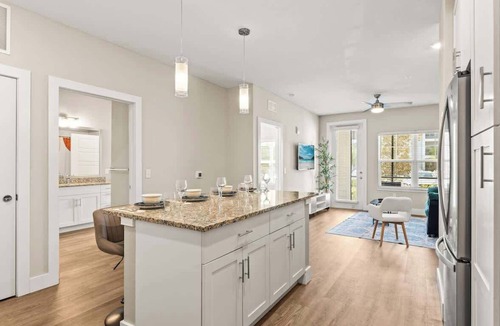 Southeast Orlando Apartment | Pet-Friendly King condo | Pool, Gym, near Parks