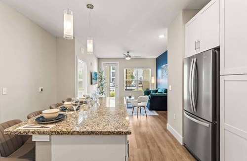 Southeast Orlando Apartment | Pet-Friendly King condo | Pool, Gym, near Parks