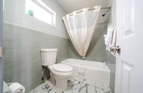 Ocala Hotel | Pet-Friendly King Bed Room w/Private Bath Near Nature Parks