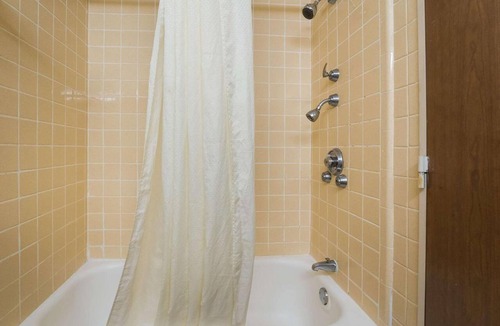 Perry Hotel | Pet-Friendly Room w/Pool Access | Minutes to Fairgrounds | Free On-Site Parking