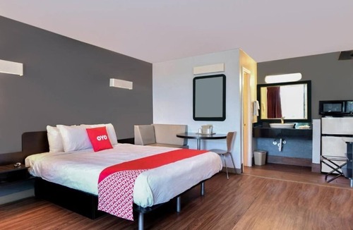 Valdosta Hotel | Pet Friendly Room With Parking Near BBQ And Family Fun