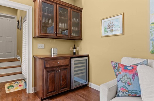 Saint Simons Heights House | Pet Friendly | Spacious Kitchen | Wine Fridge | Garage | Decks | Bonus Room | Fenced Backyard