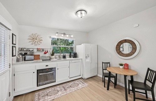 Mandarin House | Pet Friendly Studio with Private Fenced Yard