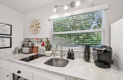 Mandarin House | Pet Friendly Studio with Private Fenced Yard