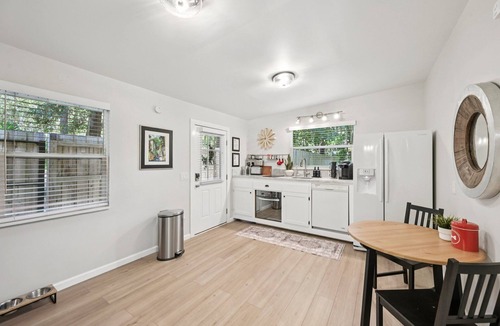 Mandarin House | Pet Friendly Studio with Private Fenced Yard