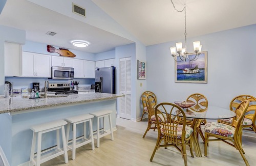 American Beach House | Pet Friendly | Summer Beach Home | Screened Porch | Quick Walk to the Beach