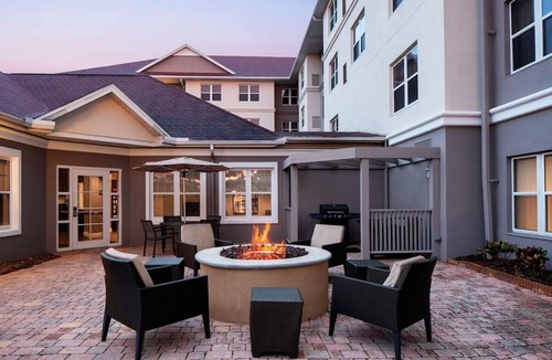 Oldsmar Hotel | Pet-Friendly Tampa Escape: Comfortable Suites with Kitchen & Pool