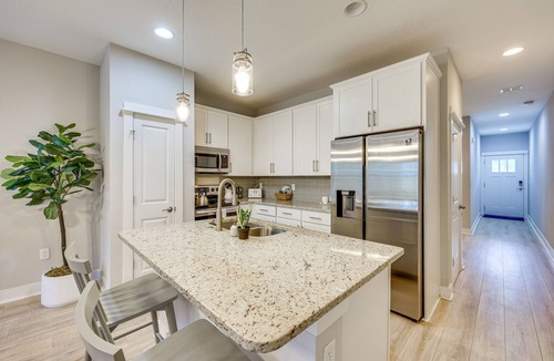 Southbank House | Pet-Friendly Townhome, 1 Mi to Southbank Riverwalk