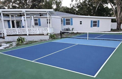 Madeira Beach House | Pickleball Paradise ! Movie Deck ! Beach 5 Min ! Full Kitchen