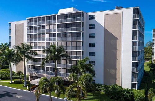 Vanderbilt Beach Apartment | Pied-`a-Terre Steps To Beach Mangrove/Gulf View Just Renovated