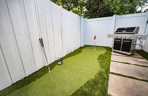 Harbor Bluffs House | Pike’s Graffiti Oasis Close to Beaches!
