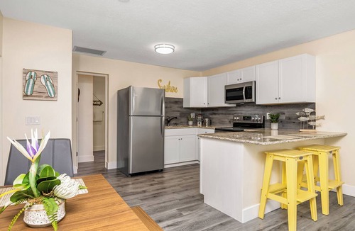 Fort Myers Beach Hotel | Pineapple Poolside Suite with Full Kitchen in Sunny Fort Myers Beach