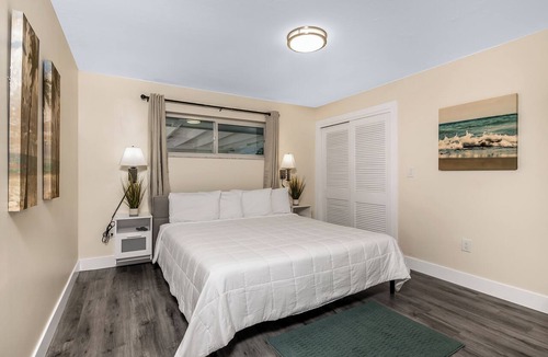 Fort Myers Beach Hotel | Pineapple Poolside Suite with Full Kitchen in Sunny Fort Myers Beach