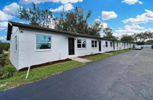 Pinellas Park Apartment | Pinellas Apartment near beach and shopping plazas